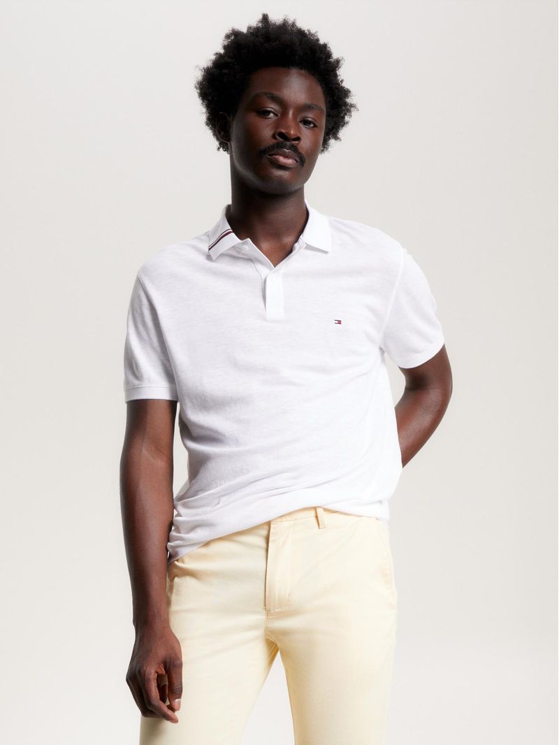 POLO-CON-CINTA-DISTINTIVA-EN-EL-CUELLO