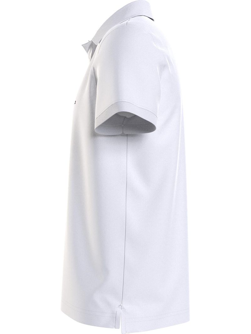 POLO-CON-CINTA-DISTINTIVA-EN-EL-CUELLO
