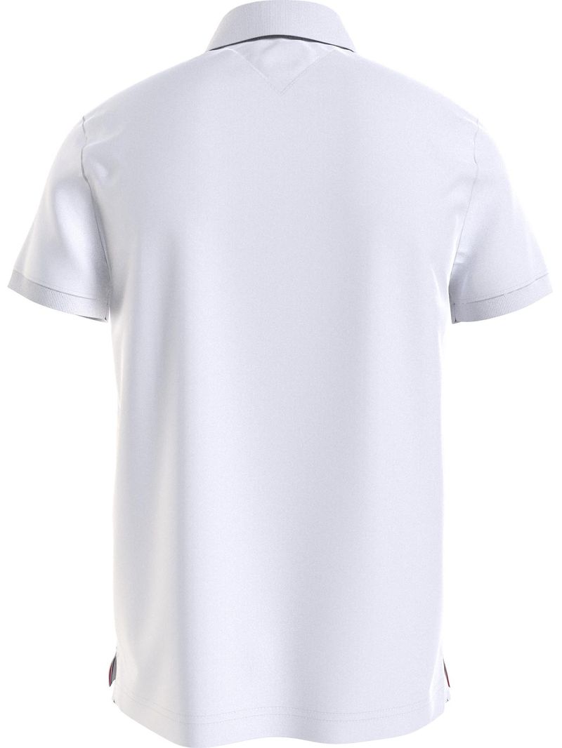 POLO-CON-CINTA-DISTINTIVA-EN-EL-CUELLO