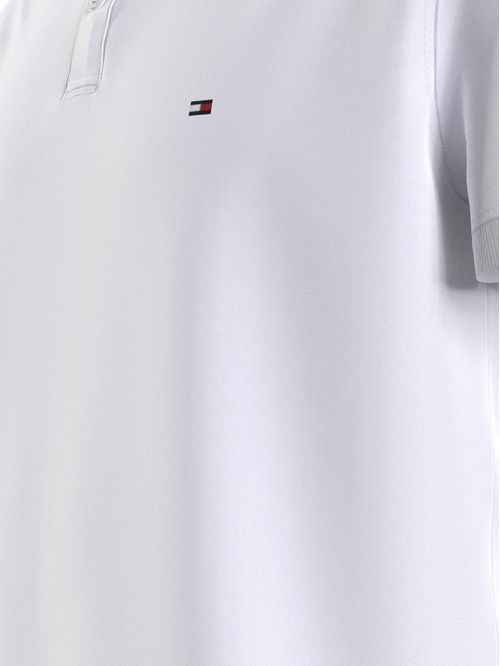 POLO CON CINTA DISTINTIVA EN EL CUELLO