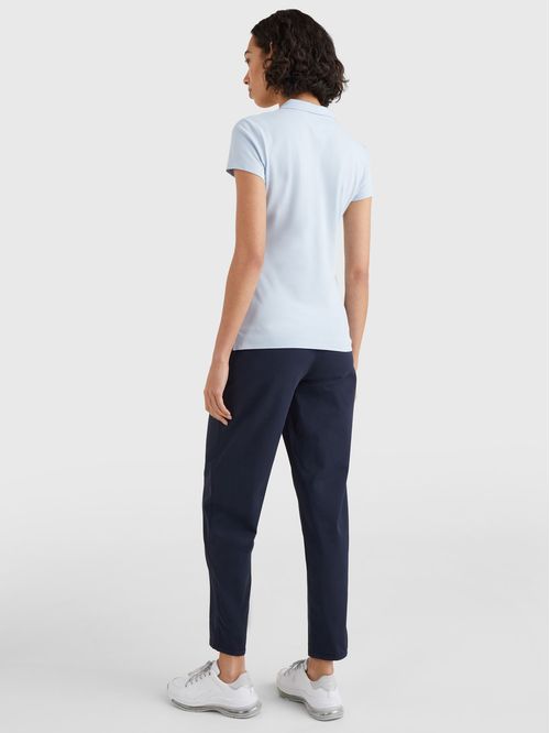 Polo con tapeta de cinco botones y corte slim