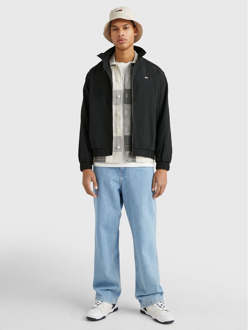 CHAQUETA-CON-PARCHE-CON-LOGO-ESSENTIAL