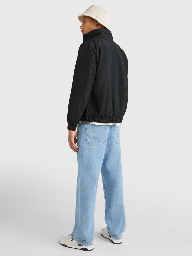 CHAQUETA-CON-PARCHE-CON-LOGO-ESSENTIAL