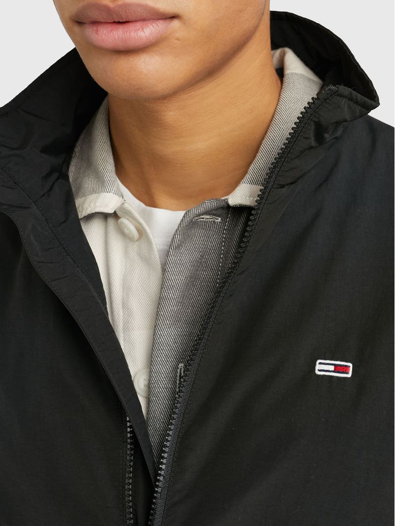CHAQUETA-CON-PARCHE-CON-LOGO-ESSENTIAL