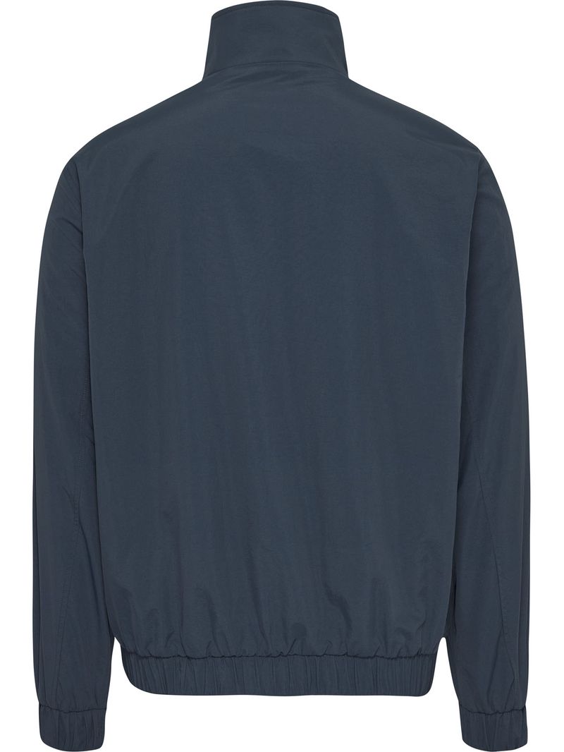 CHAQUETA-CON-PARCHE-CON-LOGO-ESSENTIAL