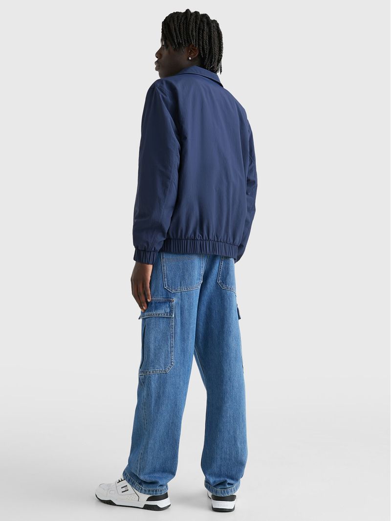 CHAQUETA-CON-PARCHE-CON-LOGO-ESSENTIAL