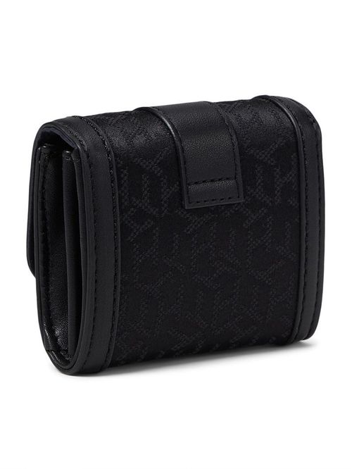 Billetera con solapa y monograma