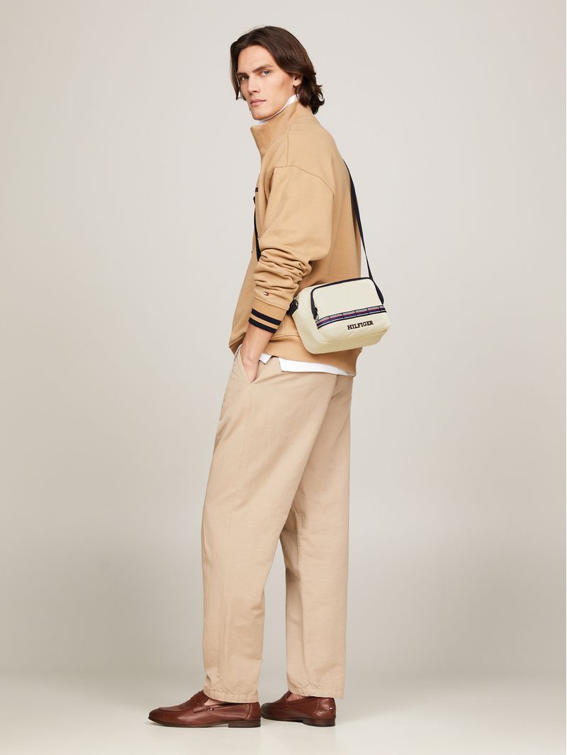 Cartera-bandolera-reporter-con-monotipo-