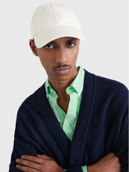 Gorra con monograma tonal bordado