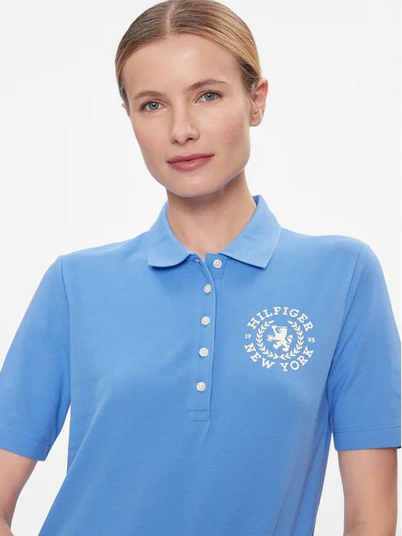 Polo-de-corte-regular-con-escudo-bordado