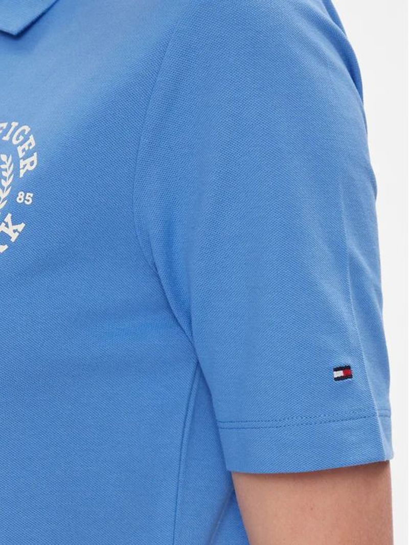 Polo-de-corte-regular-con-escudo-bordado