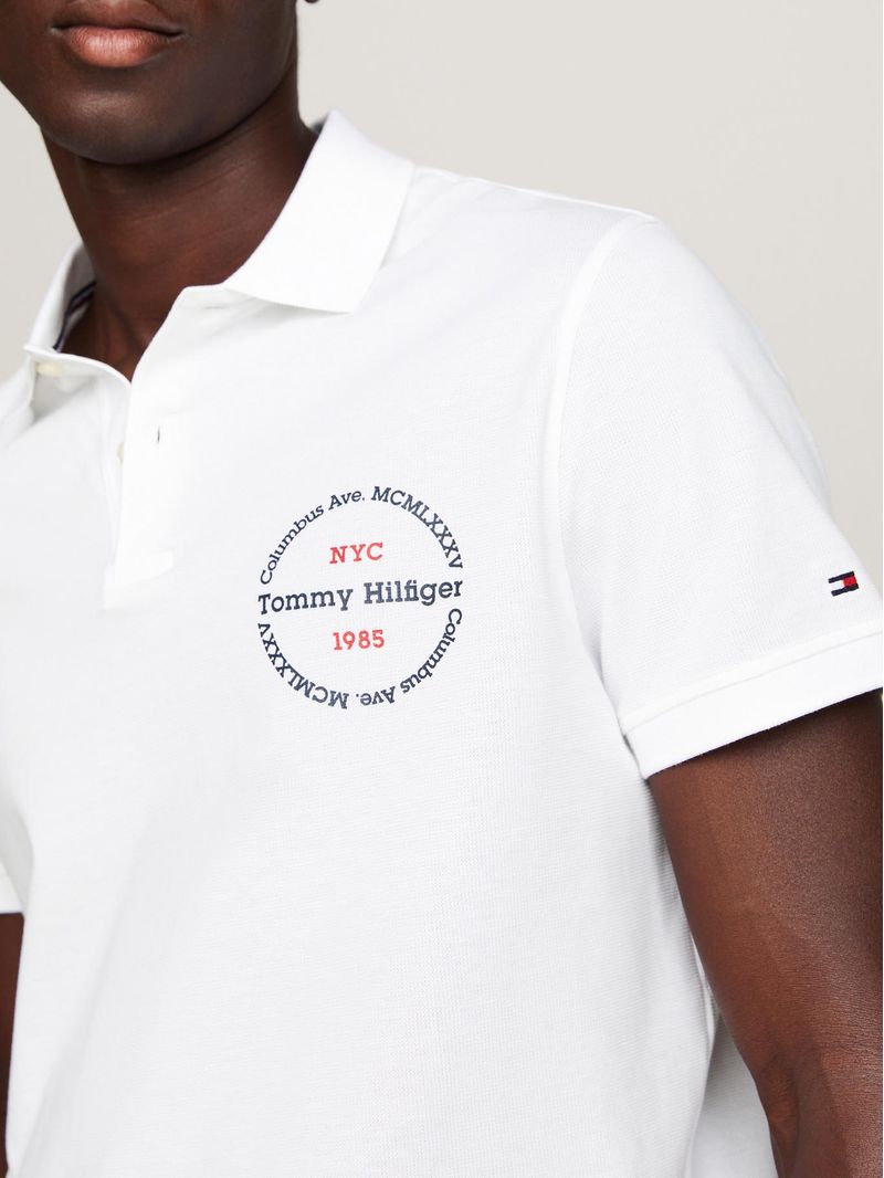 Polo-de-corte-regular-con-logo-circular
