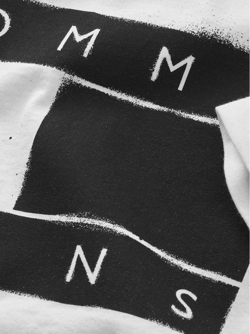 T-shirt-con-logo-impreso