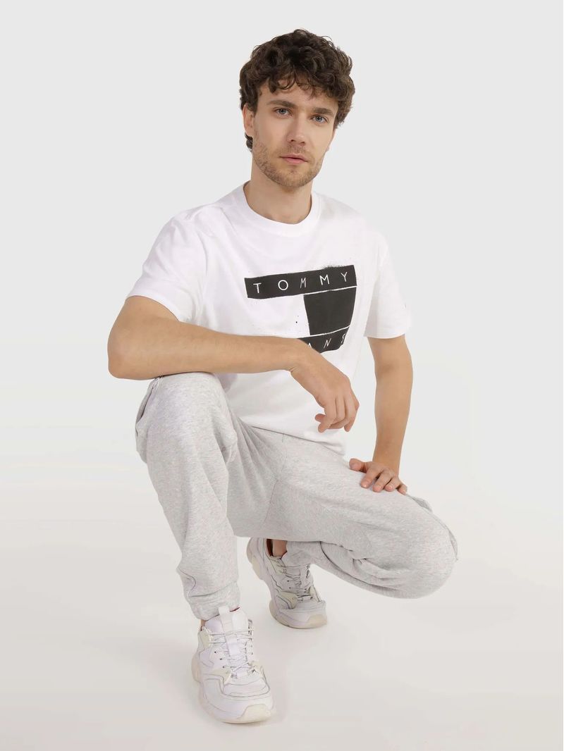 T-shirt-con-logo-impreso