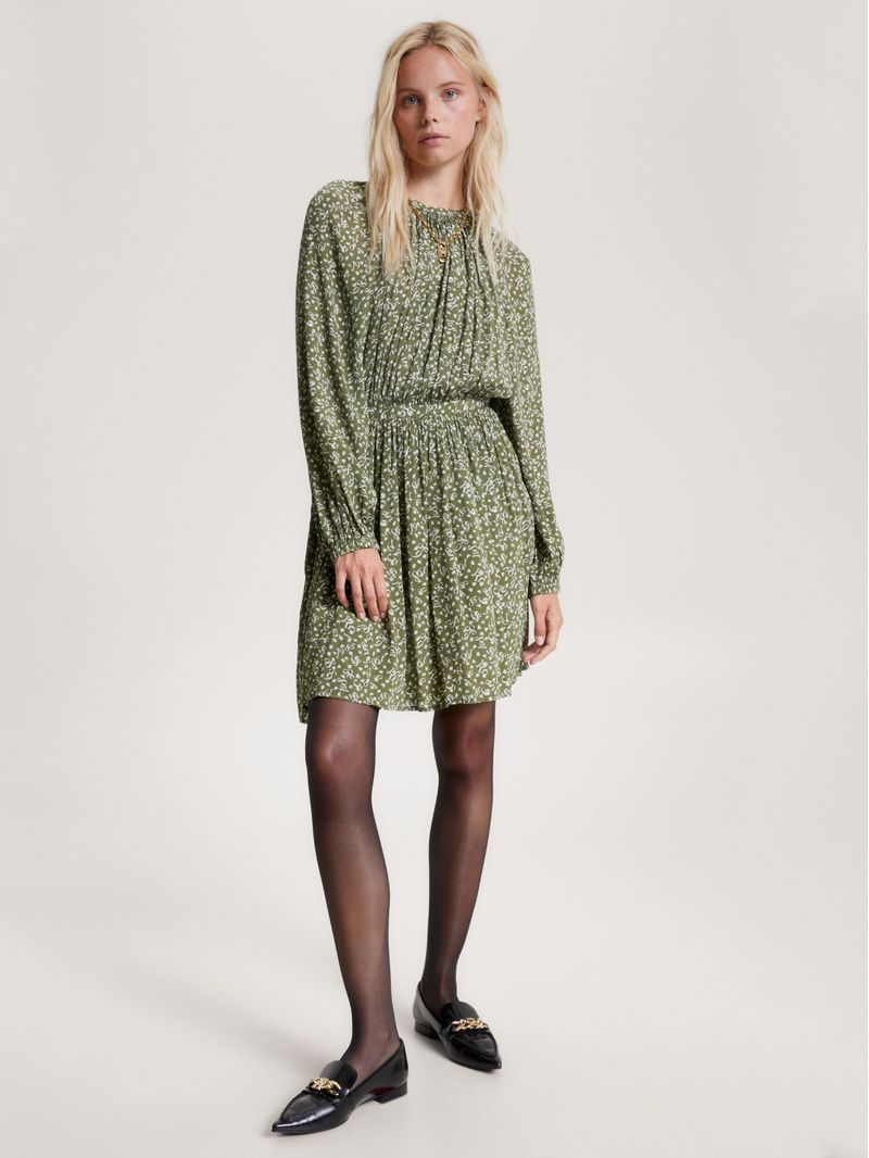 Vestido-con-corte-evase-y-estampado-de-plumas