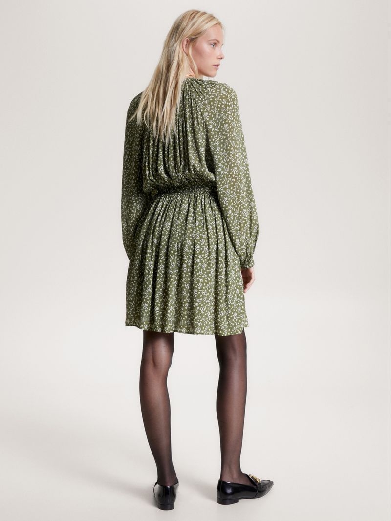 Vestido-con-corte-evase-y-estampado-de-plumas