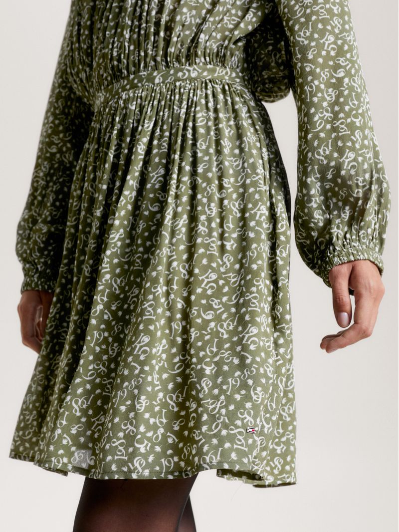 Vestido-con-corte-evase-y-estampado-de-plumas