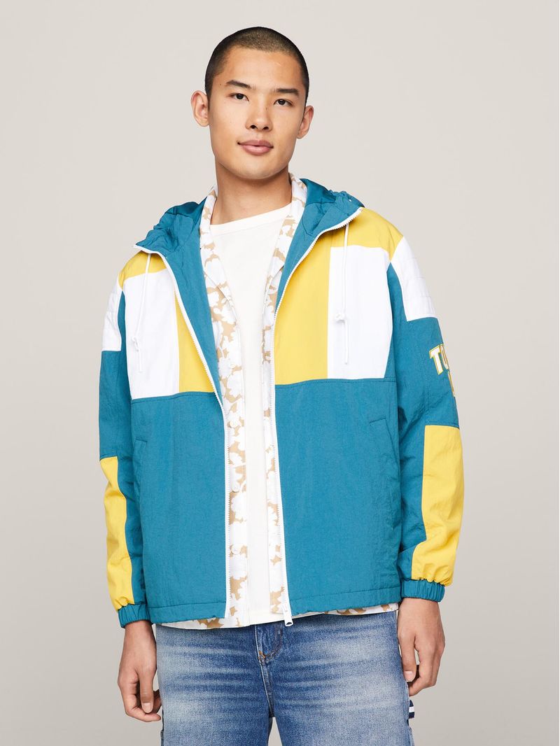 Cortavientos-con-hoodie-y-diseño-color-block