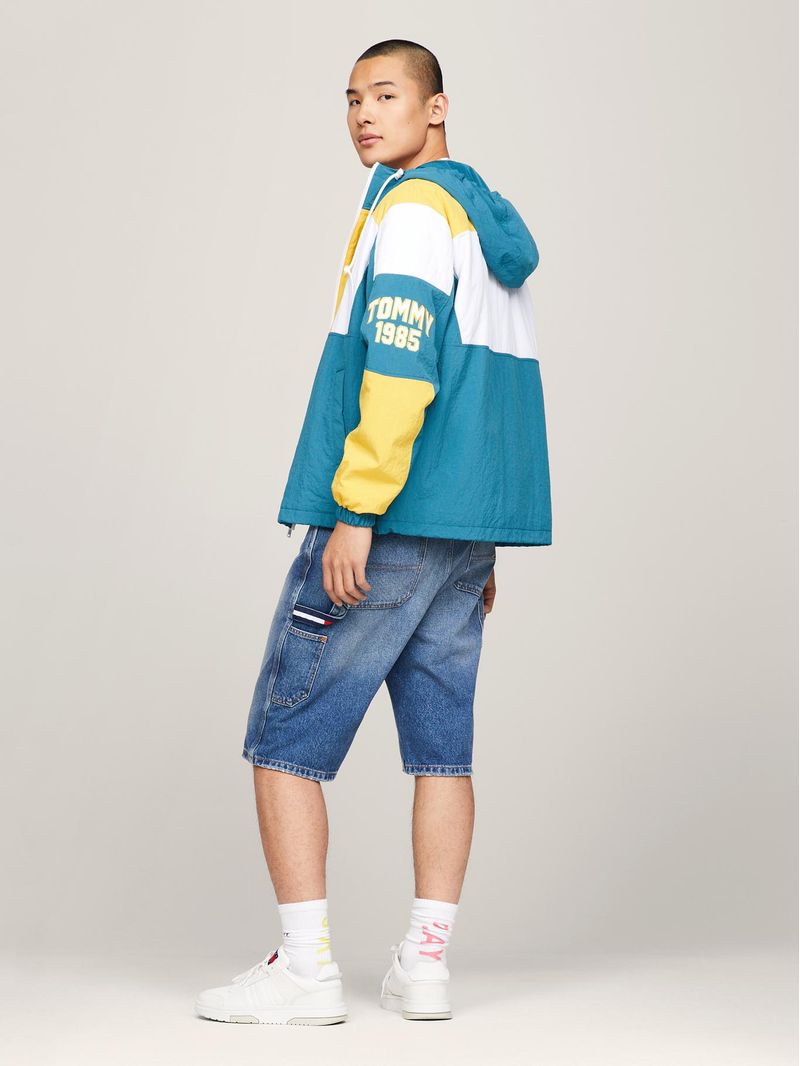 Cortavientos-con-hoodie-y-diseño-color-block