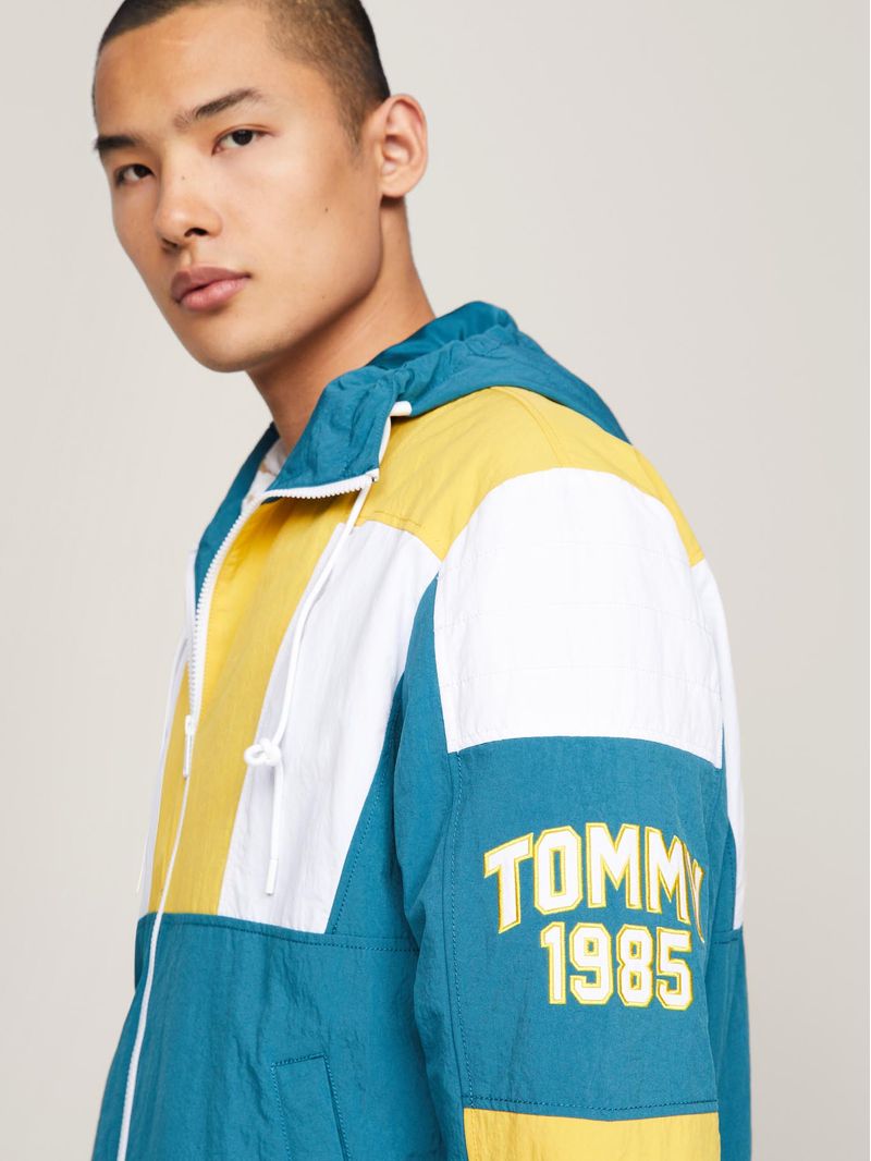 Cortavientos-con-hoodie-y-diseño-color-block