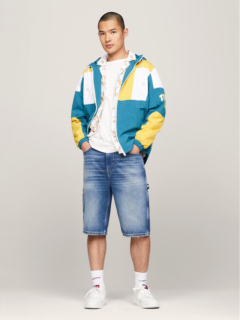 Cortavientos-con-hoodie-y-diseño-color-block