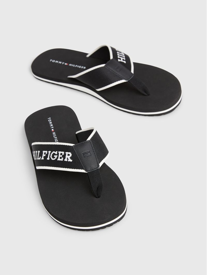 Calizos-con-el-monotipo-Hilfiger