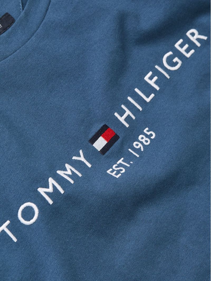 T-shirt-con-logo-bordado