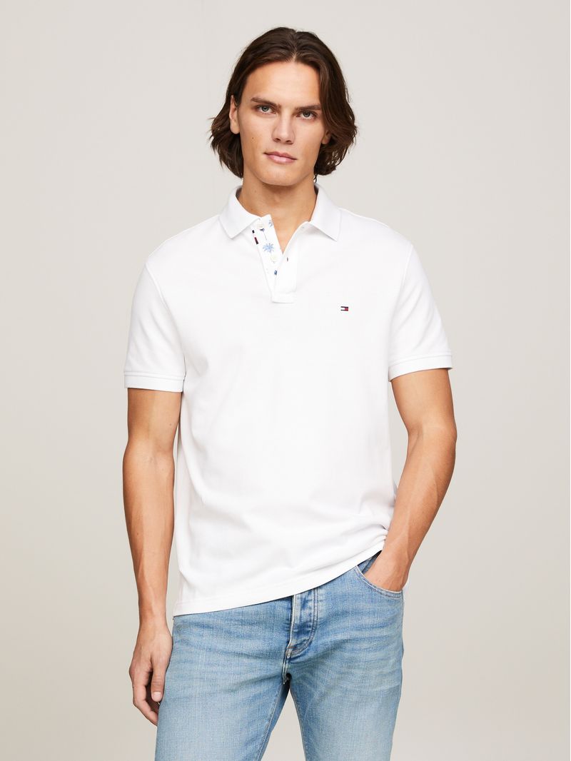 Polo-con-estampado-de-palmeras-bajo-el-cuello