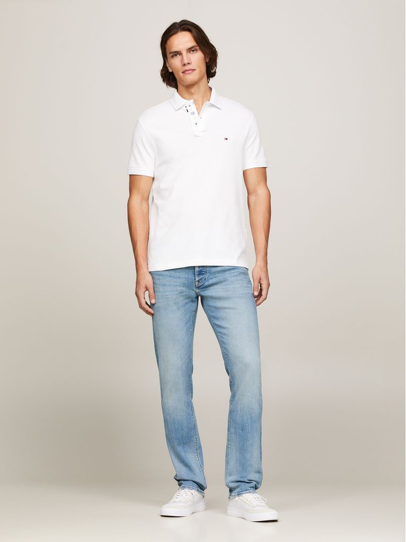 Polo-con-estampado-de-palmeras-bajo-el-cuello