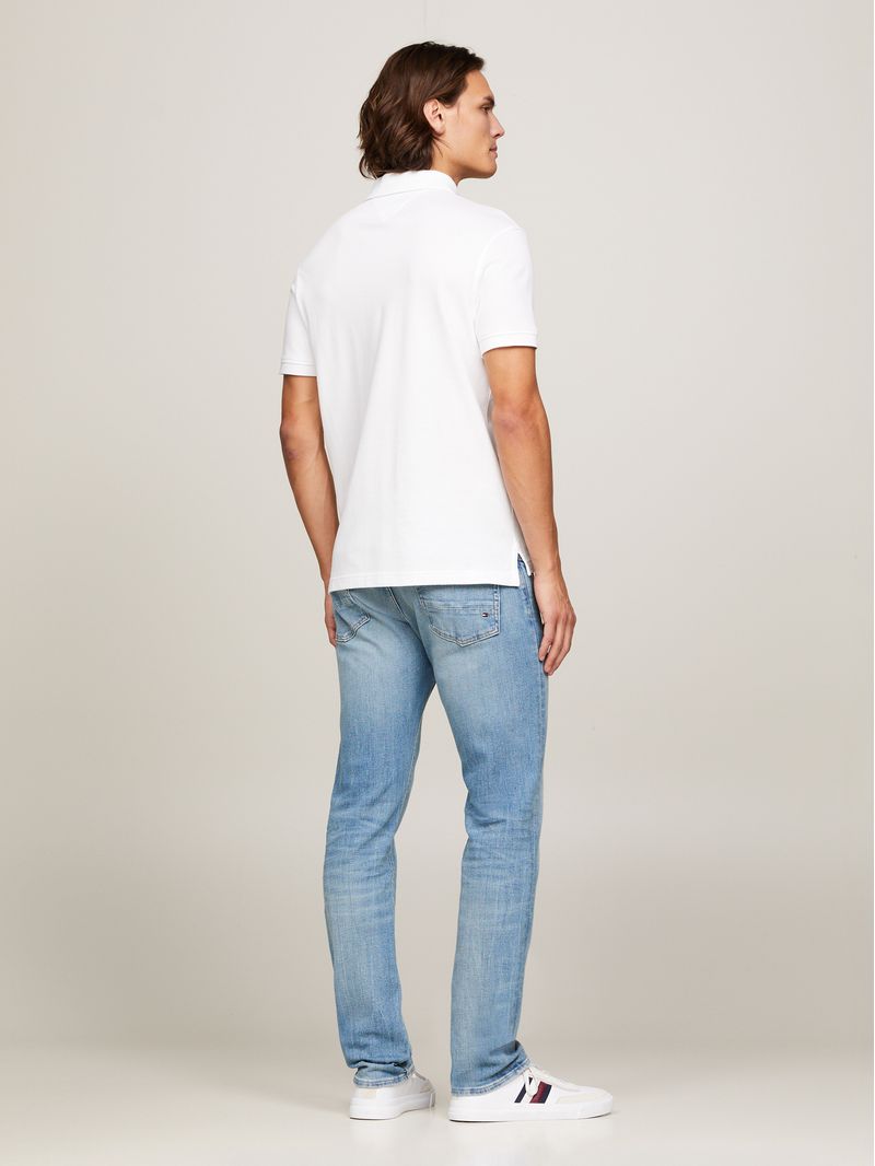 Polo-con-estampado-de-palmeras-bajo-el-cuello