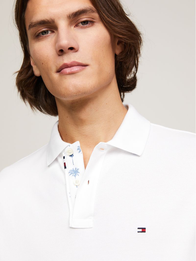 Polo-con-estampado-de-palmeras-bajo-el-cuello