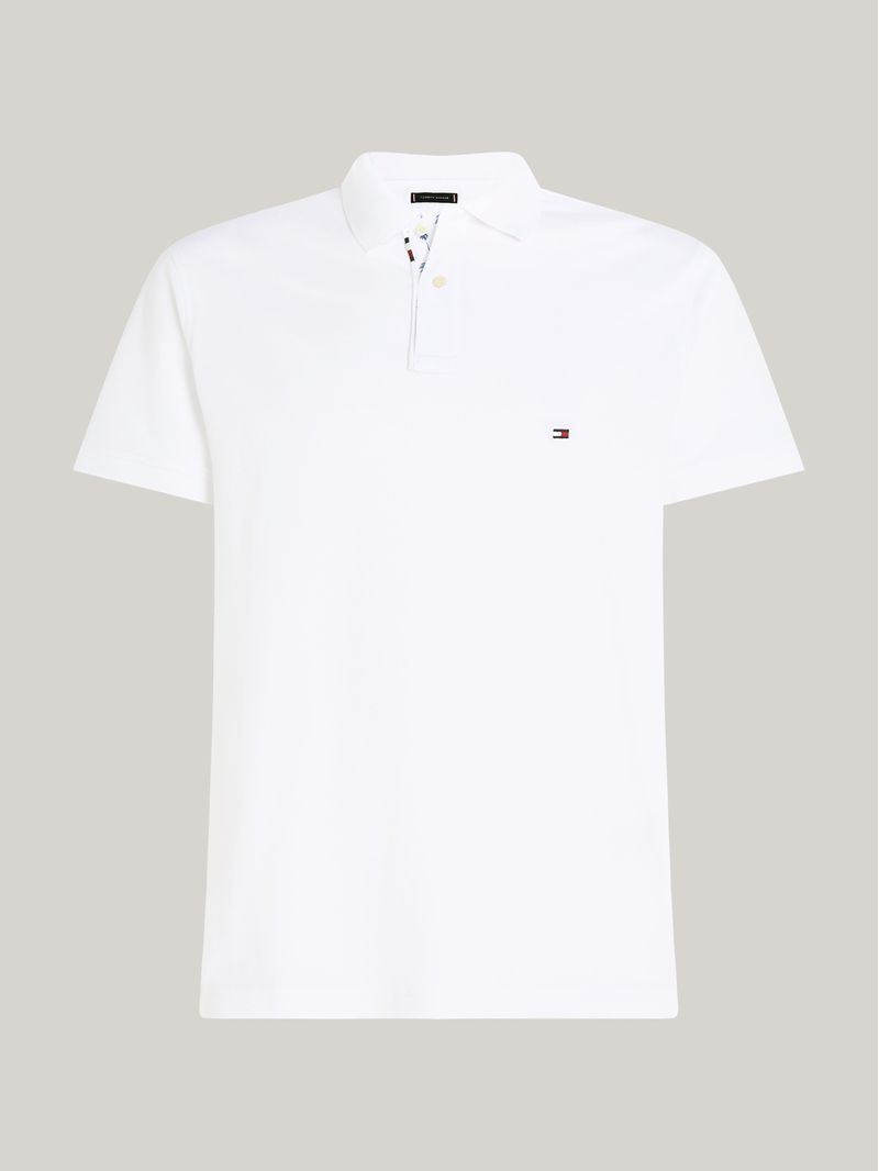 Polo-con-estampado-de-palmeras-bajo-el-cuello