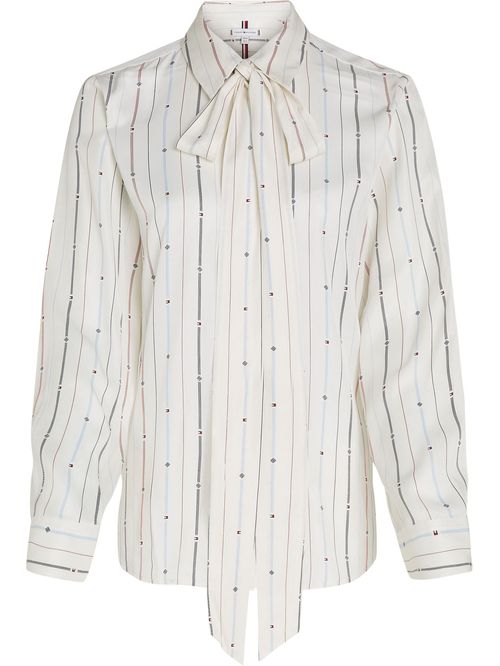 Camisa de rayas y logos con lazo en el cuello