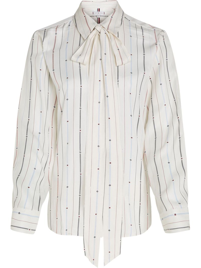 Camisa-de-rayas-y-logos-con-lazo-en-el-cuello