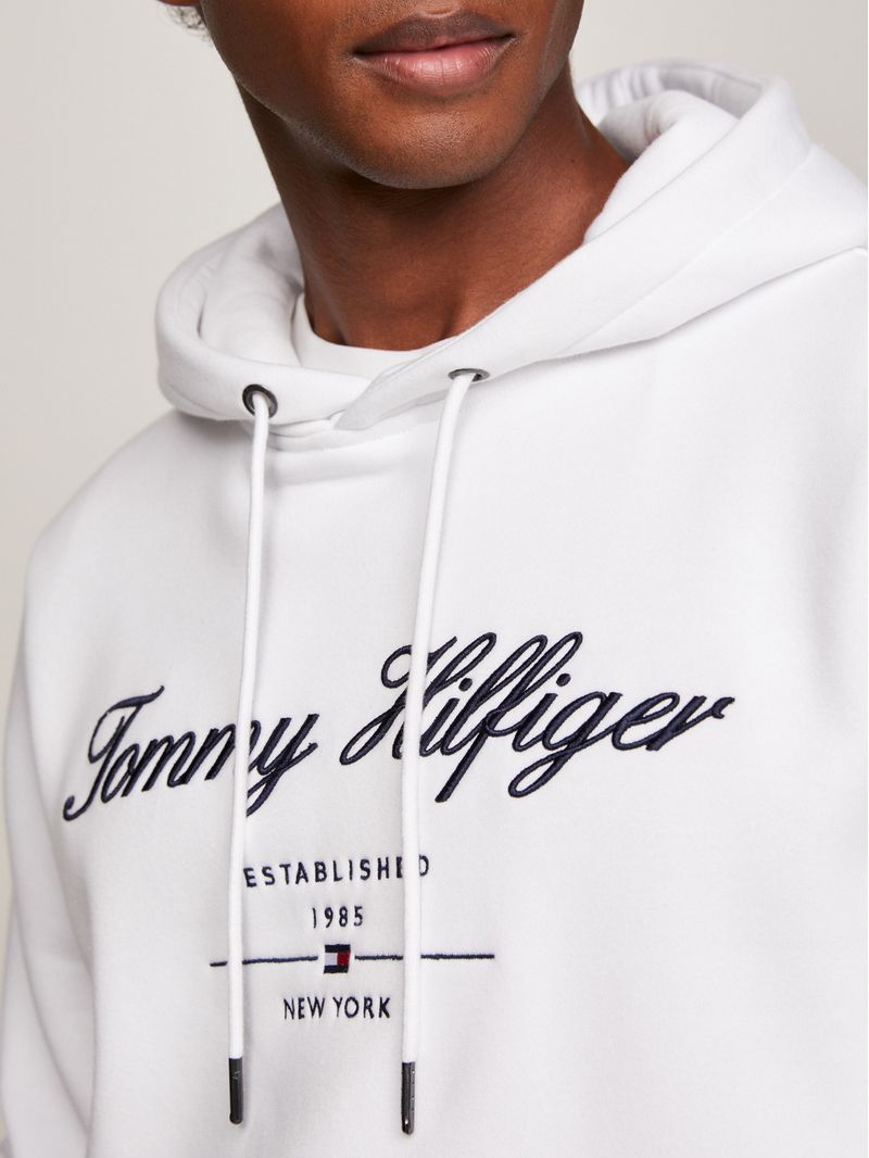 Sweater-con-hoodie-y-logotipo-en-cursiva