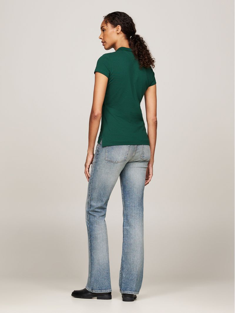 Polo-de-corte-slim-con-logo-en-fuente-Script