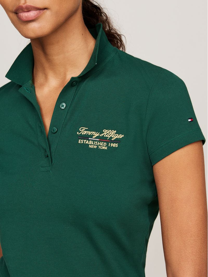 Polo-de-corte-slim-con-logo-en-fuente-Script