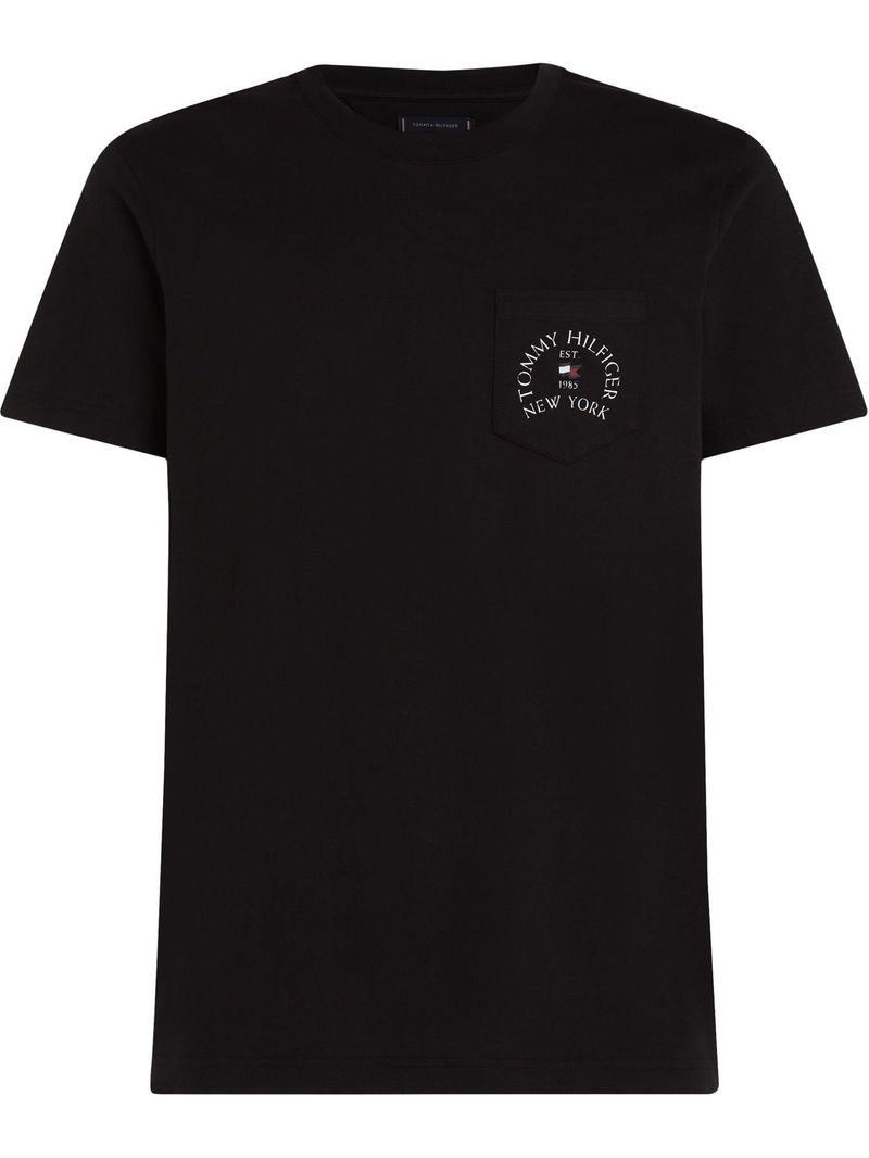 T-shirt-con-logo-de-parche-en-el-pecho