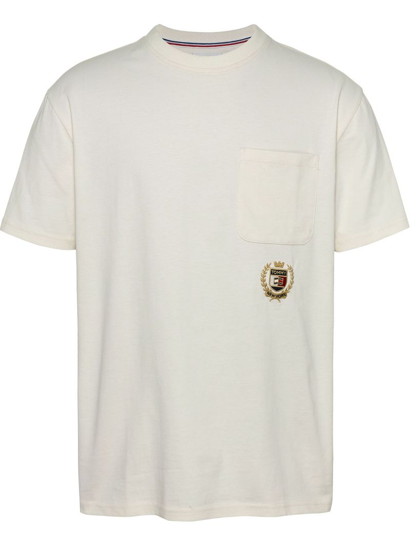 T-shirt-con-bolsillo-y-logo-de-escudo
