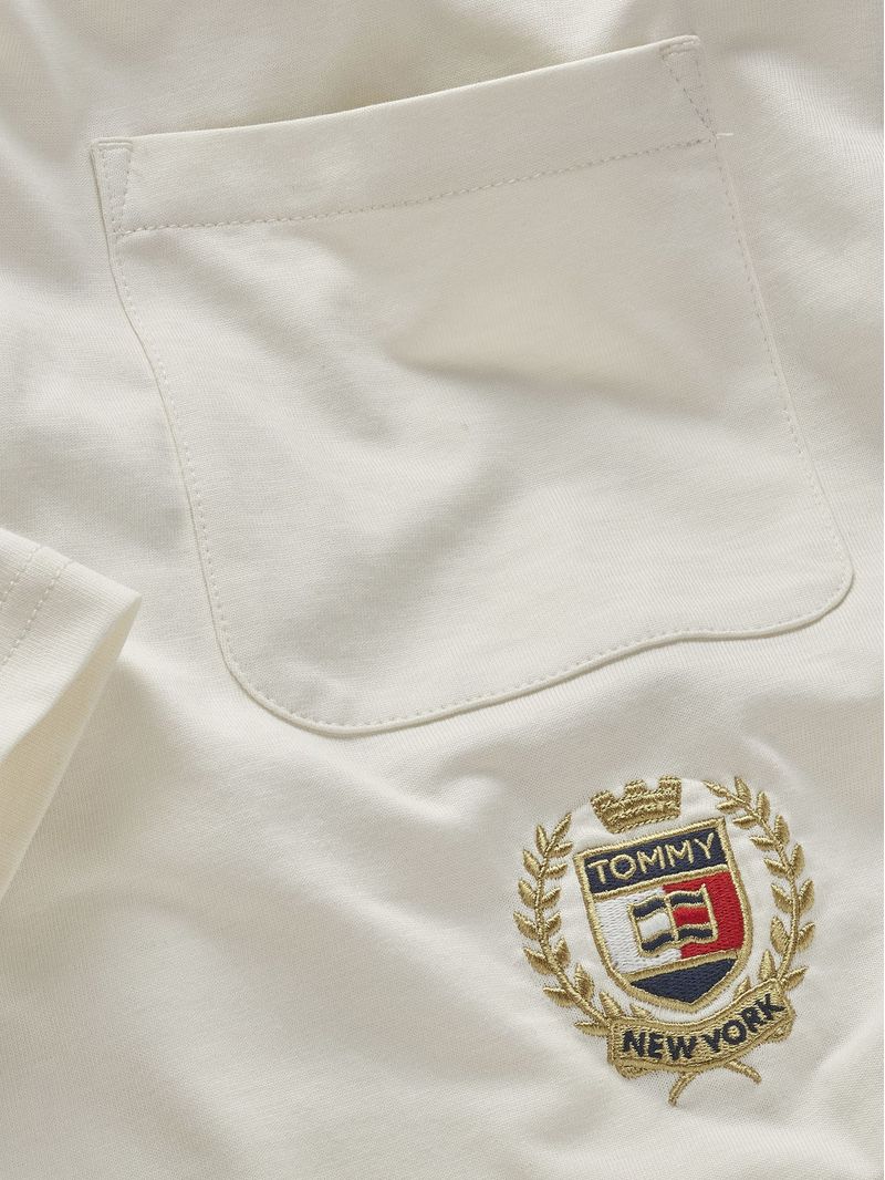 T-shirt-con-bolsillo-y-logo-de-escudo