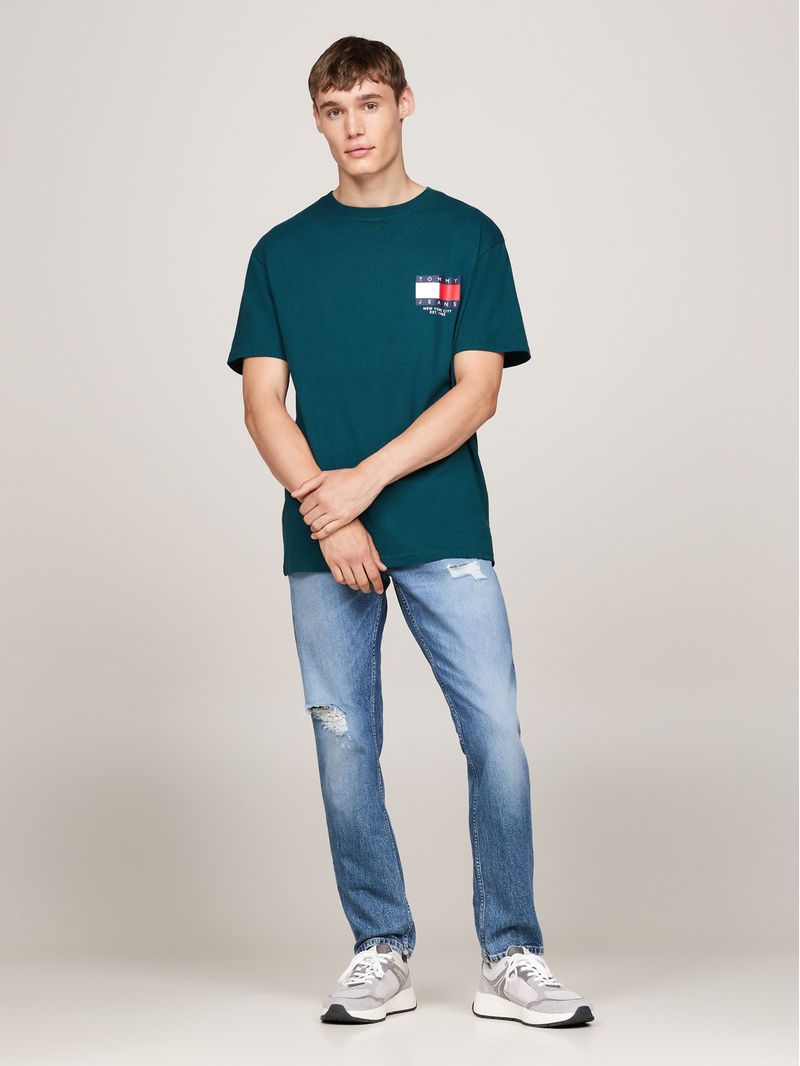 T-shirt-con-logo-en-la-espalda