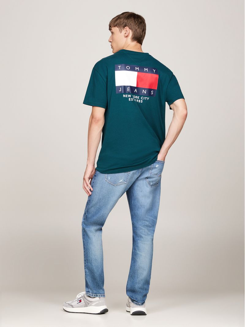 T-shirt-con-logo-en-la-espalda