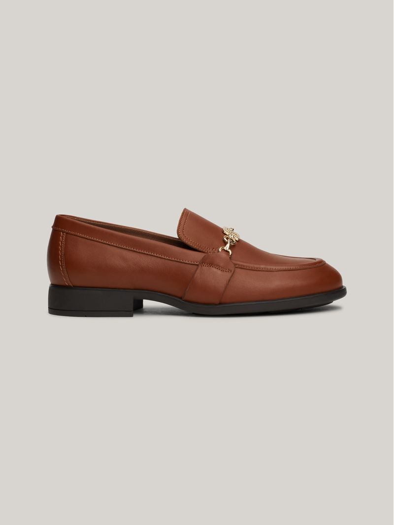 Mocasines-de-piel-con-detalle-de-cadena