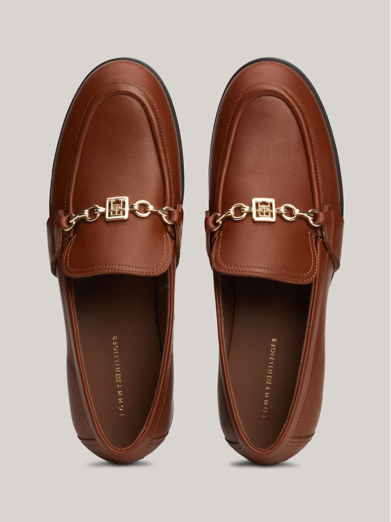 Mocasines-de-piel-con-detalle-de-cadena