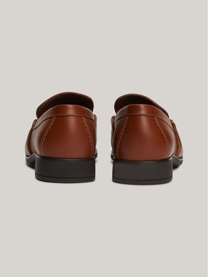 Mocasines-de-piel-con-detalle-de-cadena