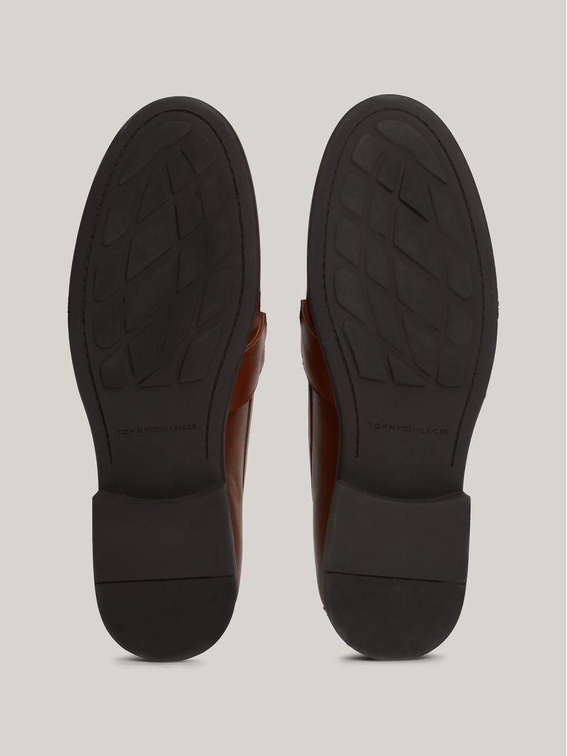 Mocasines-de-piel-con-detalle-de-cadena