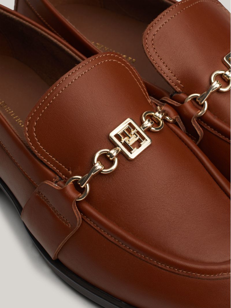 Mocasines-de-piel-con-detalle-de-cadena