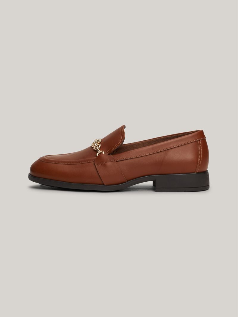 Mocasines-de-piel-con-detalle-de-cadena