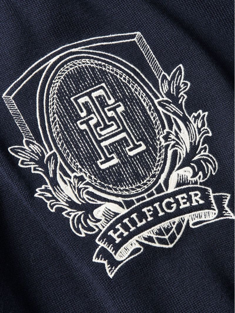 Sweater-con-escudo-del-monograma-TH-bordado