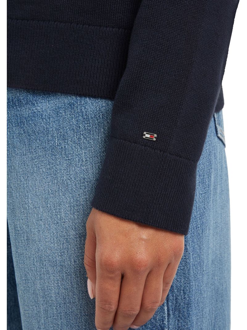 Sweater-con-escudo-del-monograma-TH-bordado